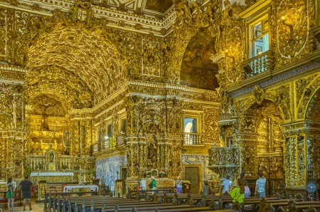 Foto de Salvador de Bahía, Brasil - 6 de enero de 2023: Escultura dorada y decoraciones en el interior de la iglesia de San Francisco - Imagen libre de derechos
