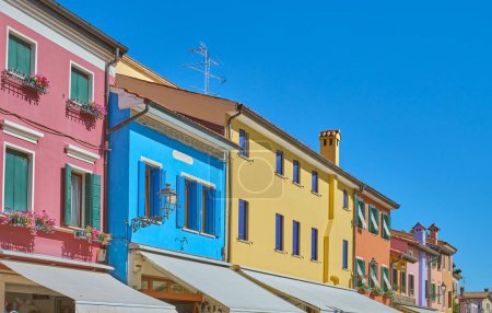 Foto de Caorle, Italia - 3 de septiembre de 2020: Las típicas casas y tiendas coloridas del casco antiguo - Imagen libre de derechos