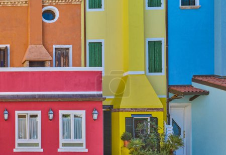 Caorle, Italia, detalle de las típicas casas de colores y tiendas del casco antiguo