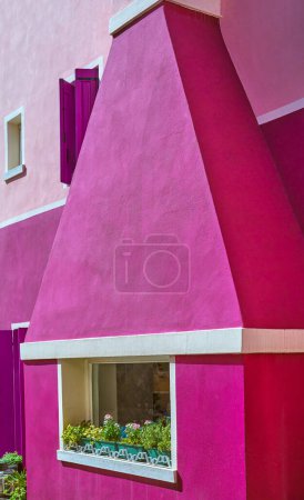 Foto de Caorle, Italia, detalle de las típicas casas de colores y tiendas del casco antiguo - Imagen libre de derechos