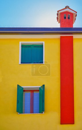 Téléchargez les photos : Caorle, Italie, détail des maisons colorées typiques et des magasins de la vieille ville - en image libre de droit