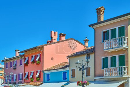 Caorle, Italia, detalle de las típicas casas de colores y tiendas del casco antiguo