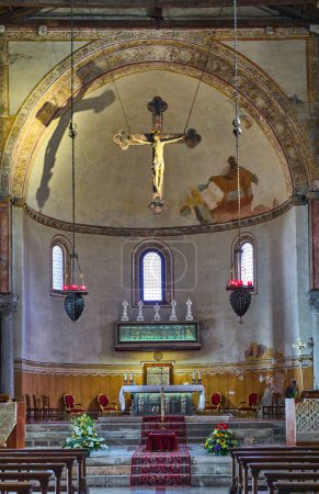 Foto de Caorle, Italia - 3 de septiembre de 2020: La nave y el altar de estilo románico Catedral de San Esteban (Duomo di Santo Stefano) - Imagen libre de derechos