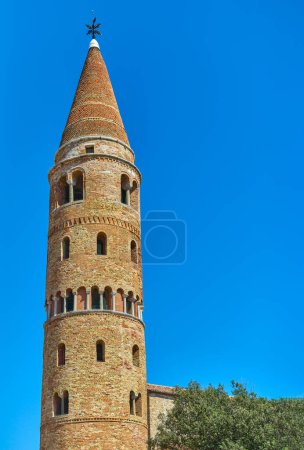 Téléchargez les photos : Caorle, Italie, le clocher cylindrique de la cathédrale de style roman de Saint-Étienne (Duomo di Santo Stefano) - en image libre de droit
