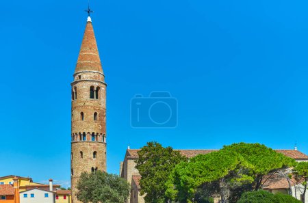 Foto de Caorle, Italia, el campanario cilíndrico de estilo románico Catedral de San Esteban (Duomo di Santo Stefano) - Imagen libre de derechos