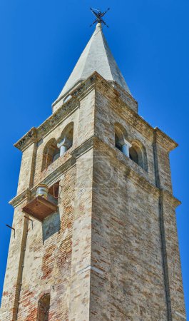 Foto de Caorle, Italia, vista hacia arriba del campanario de la Iglesia de la Santísima Virgen del Ángel (Santuario della Madonna dell 'Angelo) - Imagen libre de derechos