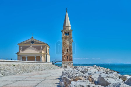 Foto de Caorle, Italia, vista de la iglesia de la Virgen del Ángel (Santuario della Madonna dell 'Angelo) en el paseo marítimo - Imagen libre de derechos