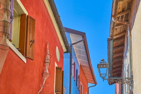 Foto de Caorle, Italia, detalle de las típicas casas de colores y tiendas del casco antiguo - Imagen libre de derechos