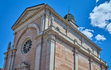 Téléchargez les photos : Trente, Italie, vue vers le haut de la basilique Santa Maria Maggiore - en image libre de droit