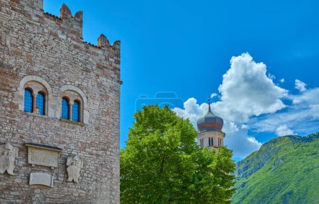 Téléchargez les photos : Trente, Italie, détail de la façade du palais diocésain et musée avec les montagnes en arrière-plan - en image libre de droit