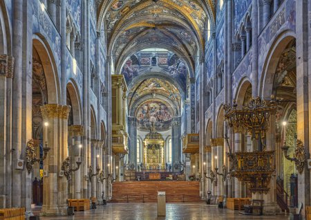 Foto de Parma, Italia - 11 de febrero de 2020: La nave de la Catedral de Santa Maria Assunta - Imagen libre de derechos