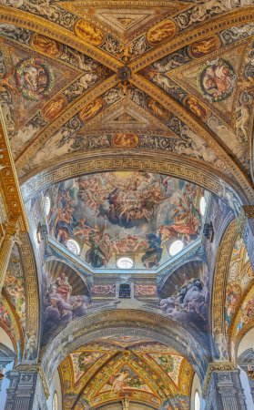 Foto de Parma, Italia - 11 de febrero de 2020: Detalle del techo de la nave de la Catedral de Santa Maria Assunta - Imagen libre de derechos