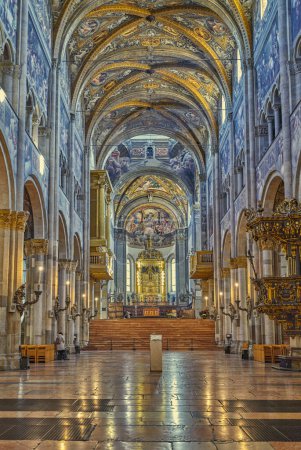 Téléchargez les photos : Parme, Italie - 11 février 2020 : La nef de la cathédrale Santa Maria Assunta - en image libre de droit