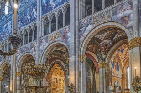 Téléchargez les photos : Parme, Italie - 11 février 2020 : Détail des fresques de la nef de la cathédrale Santa Maria Assunta - en image libre de droit