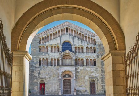 Téléchargez les photos : Parme, Italie, la façade de la cathédrale vue de l'entrée du palais Arcivescovado - en image libre de droit