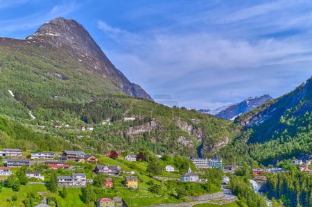 Foto de Noruega, el espléndido paisaje natural del fiordo de Geireanger, vista del pueblo de Geirander - Imagen libre de derechos