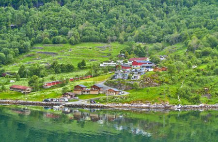 Foto de Noruega, el espléndido paisaje natural del fiordo de Geireanger, vista del pueblo de Geirander - Imagen libre de derechos