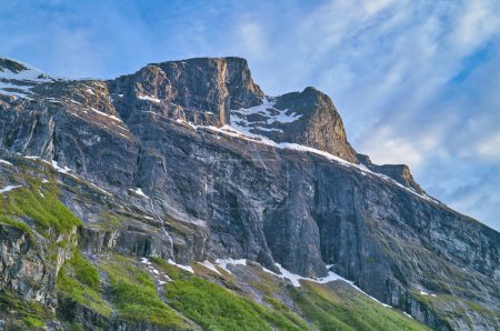 Téléchargez les photos : Norvège, le splendide paysage naturel du fjiord Geireanger avec les sommets rocheux - en image libre de droit