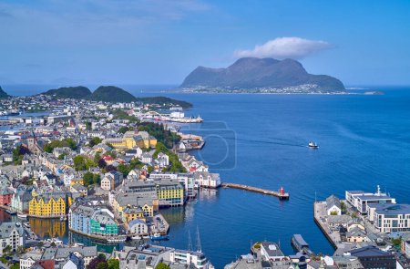 Foto de Noruega, Aleund, panorama de la ciudad visto desde la colina de Aksala - Imagen libre de derechos