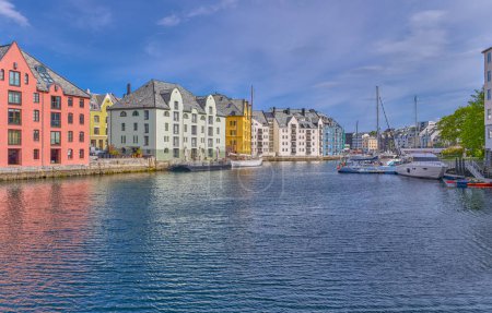 Foto de Alesund, Noruega, vista del canal interior del puerto con las tradicionales casas de colores altos - Imagen libre de derechos