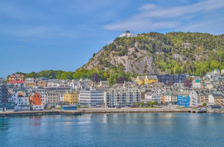 Foto de Noruega, Aleund, panorama de la ciudad con la colina de Aksala en el fondo - Imagen libre de derechos