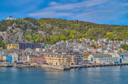 Foto de Noruega, Aleund, panorama de la ciudad con la colina de Aksala en el fondo - Imagen libre de derechos