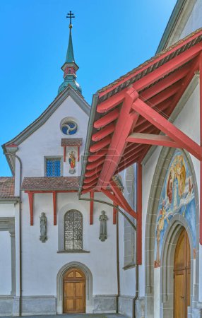 Foto de Lucerna, Suiza, el portal principal con fresco. de la iglesia franciscana de Santa María - Imagen libre de derechos