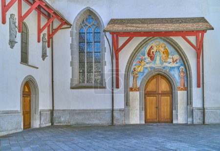 Foto de Lucerna, Suiza, el portal principal con fresco. de la iglesia franciscana de Santa María - Imagen libre de derechos