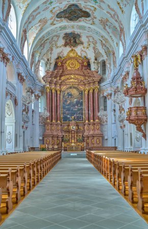 Foto de Lucerna, Suiza - 13 de julio de 2022: La nave con el altar y el púlpito de madera de la iglesia jesuita - Imagen libre de derechos