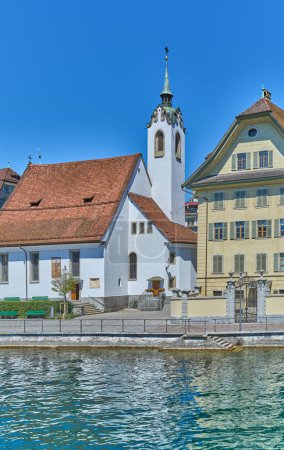 Foto de Lucerna, Suiza, vista del campanario de San Pedro a orillas del río Reuss - Imagen libre de derechos