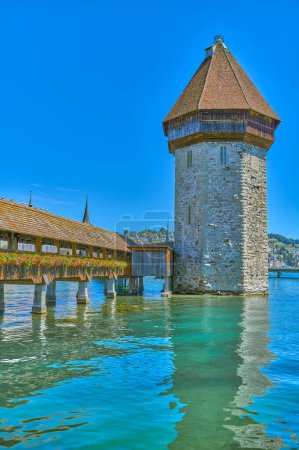 Foto de Lucerna, Suiza, el puente cubierto de madera de la capilla con la torre octogonal del agua en el río Reuss - Imagen libre de derechos