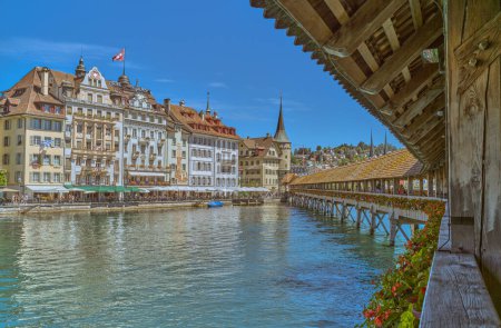 Foto de Lucerna, Suiza - 13 de julio de 2022: El casco antiguo visto desde el puente cubierto de madera de la capilla en el río Reuss - Imagen libre de derechos