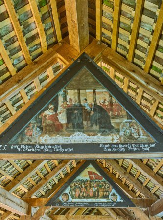 Foto de Lucerna, Suiza - 13 de julio de 2022: Pinturas de los acontecimientos históricos de la ciudad iside el puente cubierto de madera de la capilla en el río Reuss - Imagen libre de derechos