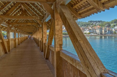 Foto de Lucerna, Suiza, el casco antiguo visto desde el puente cubierto de madera de la capilla en el río Reuss - Imagen libre de derechos