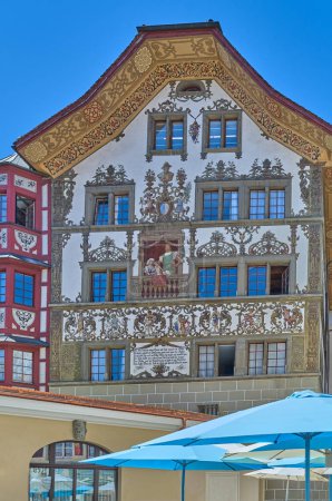 Foto de Lucerna, Suiza - 13 de julio de 2022: Históricas casas medievales pintadas en el casco antiguo - Imagen libre de derechos