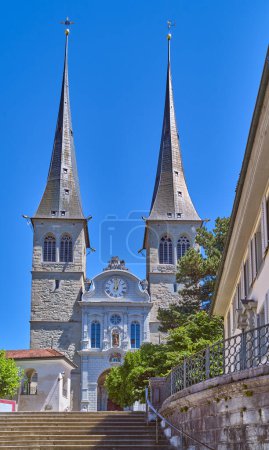 Foto de Lucerna, Suiza, la fachada con los campanarios gemelos de la iglesia de San Leodegar - Imagen libre de derechos