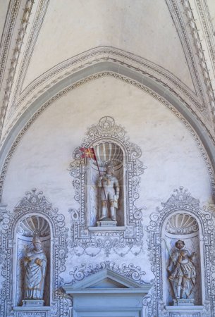 Foto de Lucerna, Suiza - 13 de julio de 2022: Estatuas de los Santos a la entrada de la iglesia de San Leodagre - Imagen libre de derechos