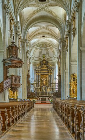 Foto de Lucerna, Suiza - 13 de julio de 2022: La nave con el pukpit de madera de la iglesia de San Leodegar - Imagen libre de derechos