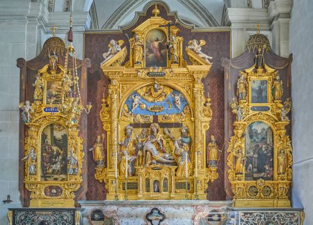 Foto de Lucerna, Suiza - 13 de julio de 2022: Un retablo de oro de la iglesia de San Leodagre - Imagen libre de derechos