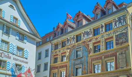 Foto de Lucerna, Suiza - 13 de julio de 2022: Históricas casas medievales pintadas en el casco antiguo - Imagen libre de derechos