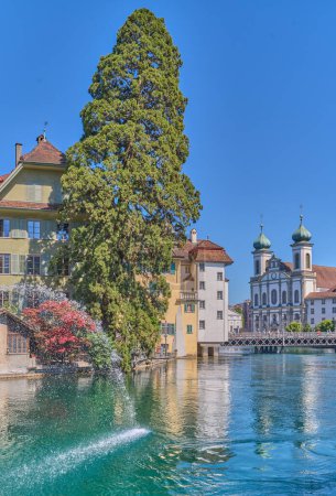 Foto de Lucerna, Suiza, la iglesia jesuita en el río Reuss - Imagen libre de derechos