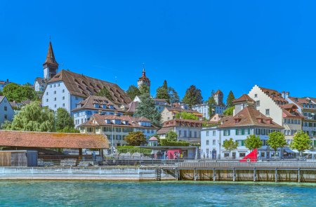 Foto de Lucerna, Suiza - 13 de julio de 2022: Vista de las casas del casco antiguo a orillas del río Reuss - Imagen libre de derechos