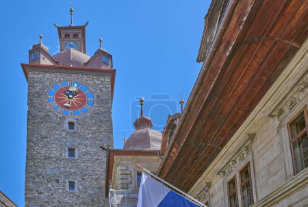 Foto de Lucerna, Suiza, vista hacia arriba de la torre del reloj del ayuntamiento medieval - Imagen libre de derechos