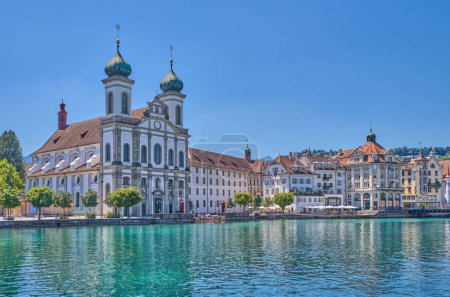 Foto de Lucerna, Suiza - 13 de julio de 2022: La iglesia jesuita en el río Reuss - Imagen libre de derechos
