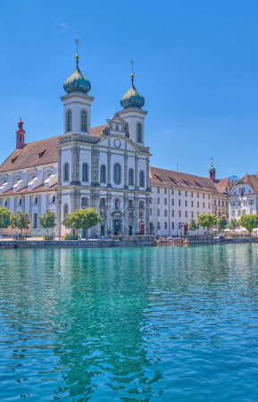 Foto de Lucerna, Suiza - 13 de julio de 2022: La iglesia jesuita en el río Reuss - Imagen libre de derechos