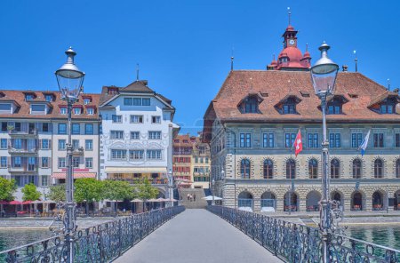 Téléchargez les photos : Lucerne, Suisse, vue sur les maisons de la vieille ville sur les rives de la Reuss - en image libre de droit