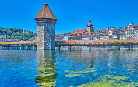 Foto de Lucerna, Suiza, el puente cubierto de madera de la capilla con la torre octogonal del agua en el río Reuss - Imagen libre de derechos