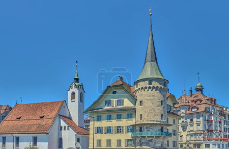 Foto de Lucerna, Suiza, vista de la torre de la esquina (también conocida como torre Greider) y el campanario de San Pedro en las orillas del río Reuss - Imagen libre de derechos