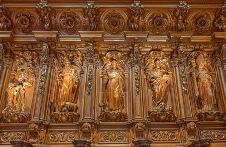 Téléchargez les photos : Malaga, Espagne - 30 juillet 2022 : Détail des sculptures en bois de saints dans le chœur de la cathédrale de Malaga ou Santa Iglesia Catedral Baslica de la Encarnacin - en image libre de droit
