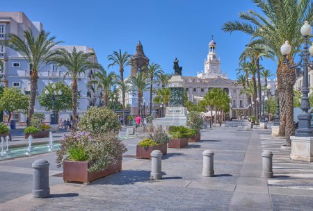 Foto de Cádiz, España - 31 de julio de 2022: La histórica plaza San Juan De Dios con el monumento al político liberal español Sigismundo Moret - Imagen libre de derechos
